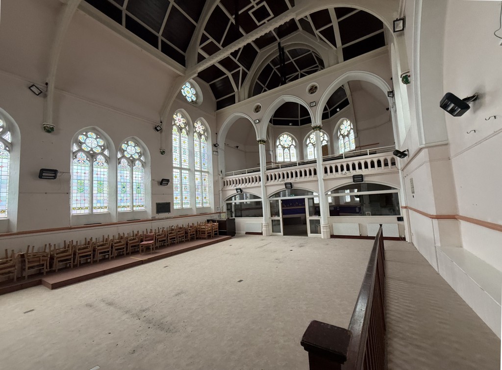 Lot: 14 - FORMER CHURCH - Main room